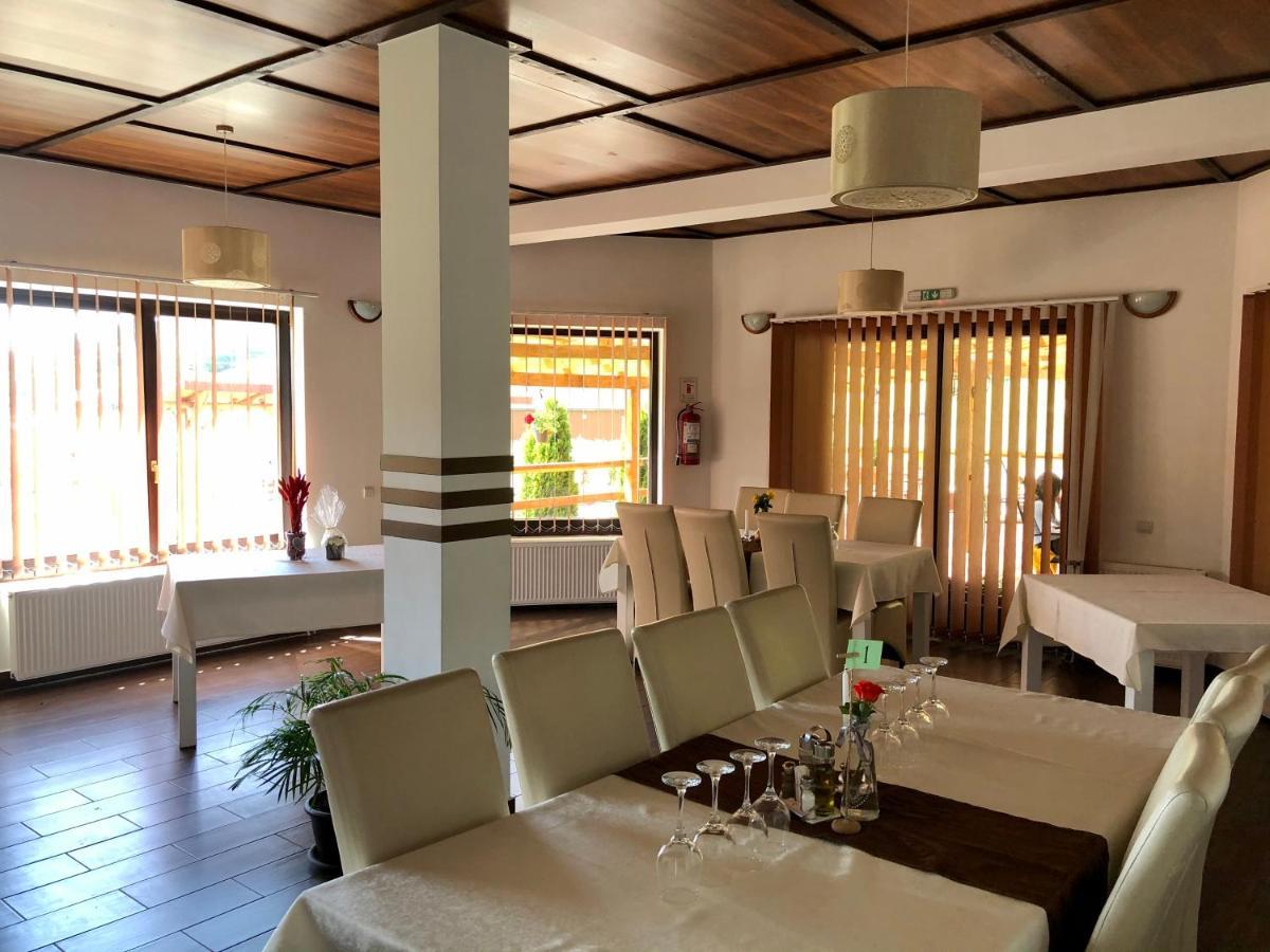 Bed and Breakfast Aranykakas Etterem Es Panzio Sindominic Экстерьер фото