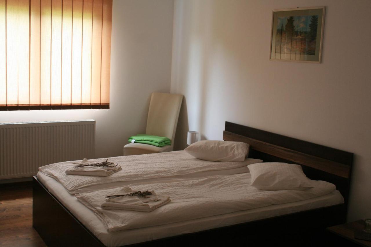 Bed and Breakfast Aranykakas Etterem Es Panzio Sindominic Экстерьер фото