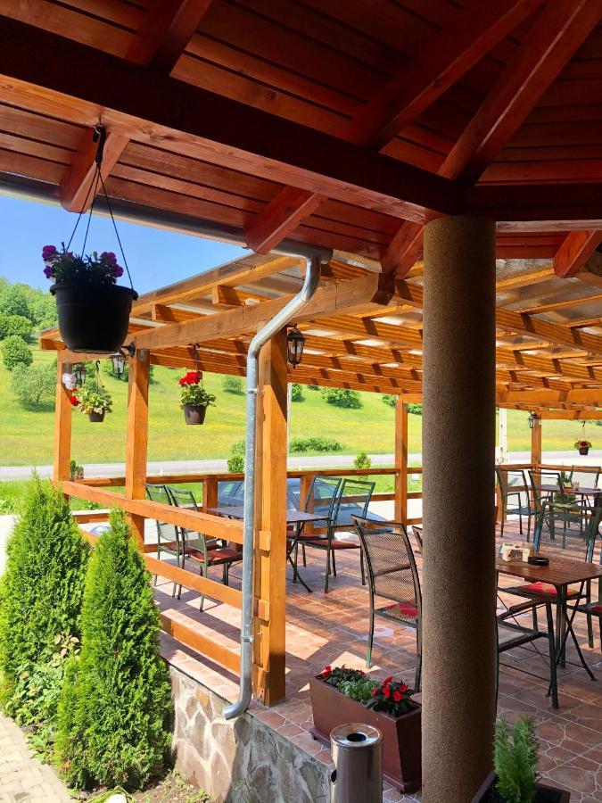 Bed and Breakfast Aranykakas Etterem Es Panzio Sindominic Экстерьер фото