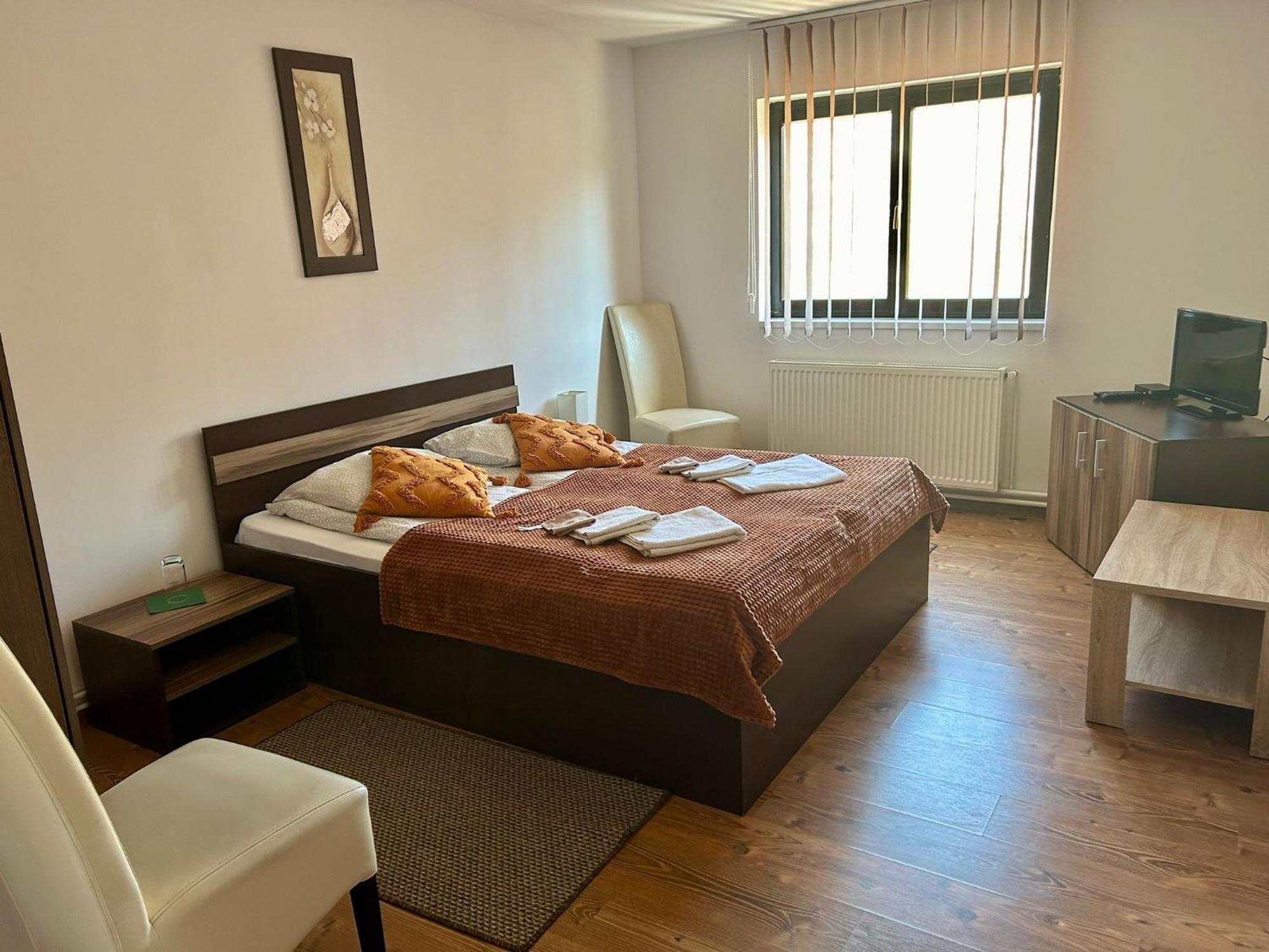 Bed and Breakfast Aranykakas Etterem Es Panzio Sindominic Экстерьер фото