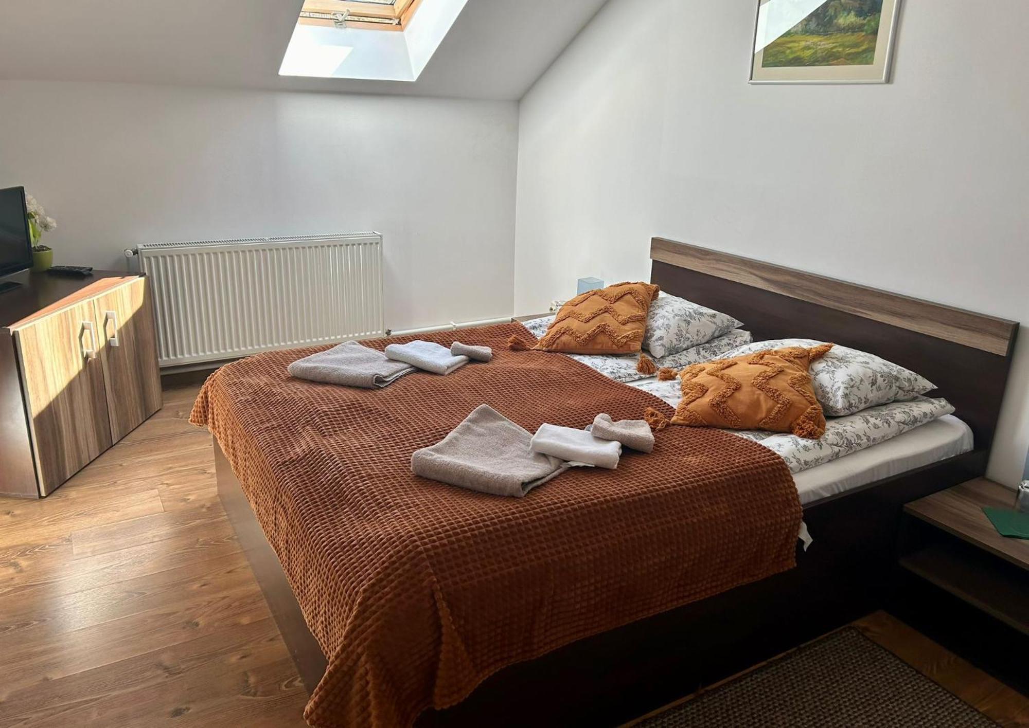 Bed and Breakfast Aranykakas Etterem Es Panzio Sindominic Экстерьер фото