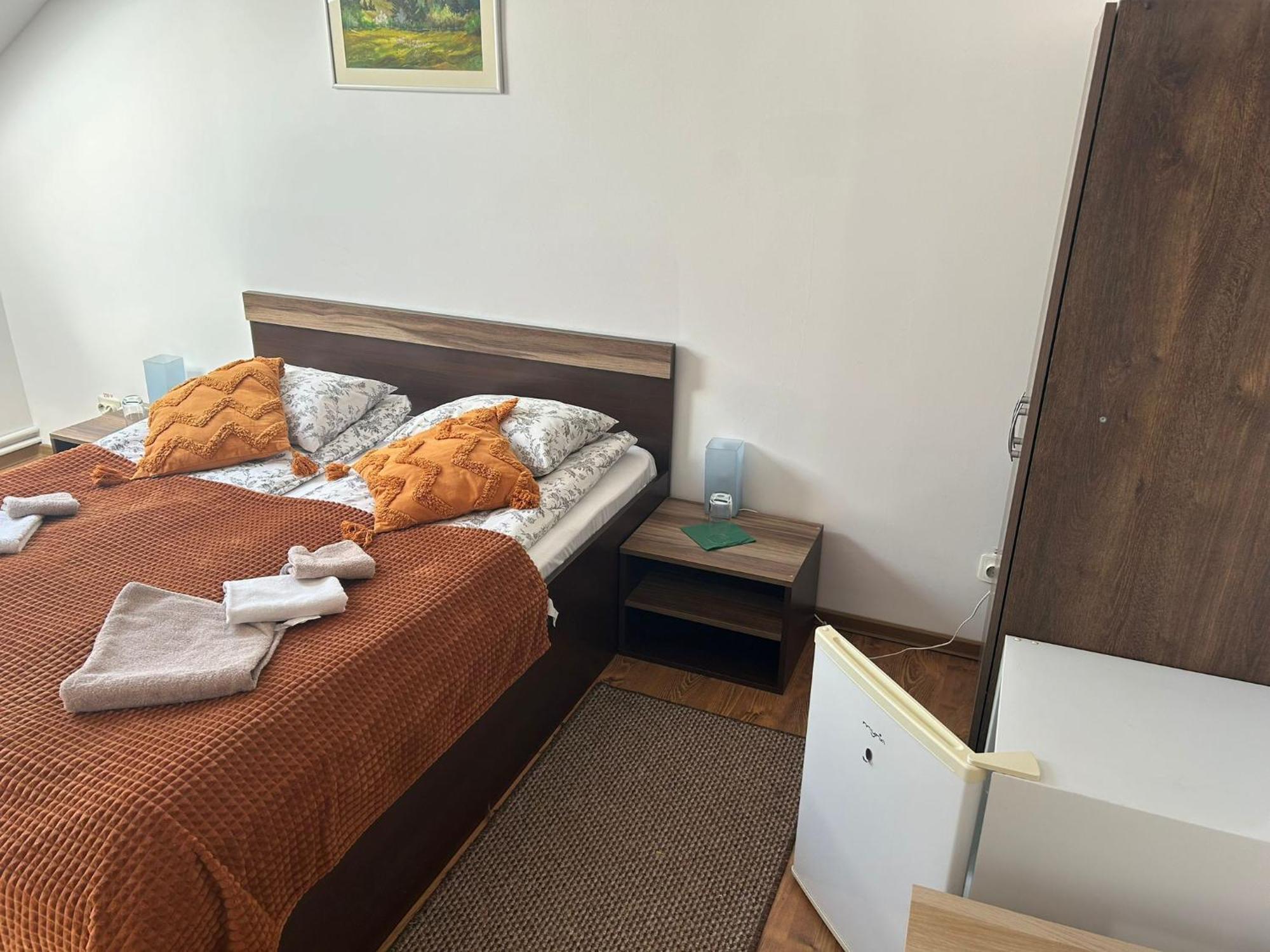 Bed and Breakfast Aranykakas Etterem Es Panzio Sindominic Экстерьер фото